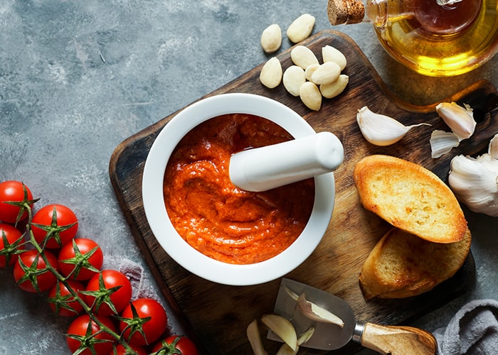 Yemeklere ve Atıştırmalıklara Lezzet Katacak 5 Sos Tarifi 39 Romesco sos min