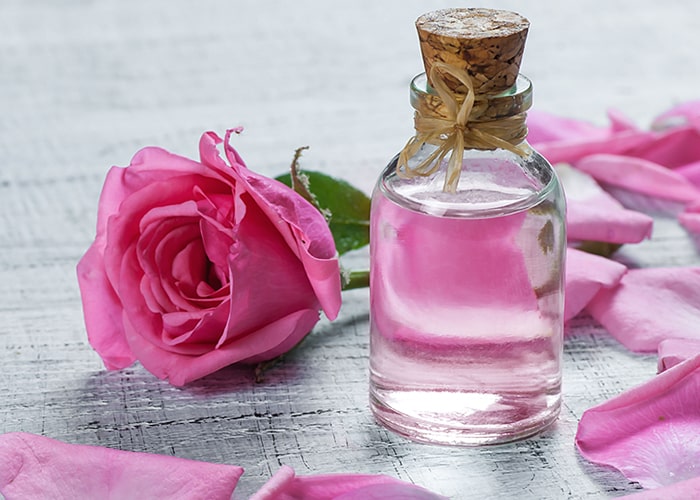 Gül Suyu İle Cilt Bakımı Yapmanın Faydaları 46 gul suyu min